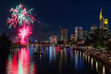 Feuerwerk zum Mainfest in Frankfurt